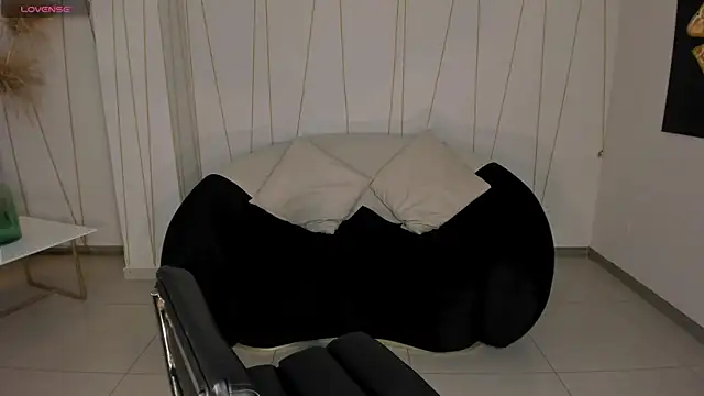 Snapshot of LaurentRosse1 chatting on May 4, 8:05 pm LaurentRosse1 online show from May 4, 8:05 pm