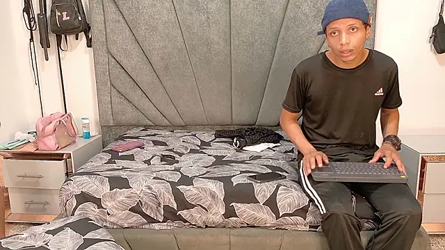 Snapshot of DamianandEva chatting on February 4, 1:17 pm DamianandEva online show from February 4, 1:17 pm