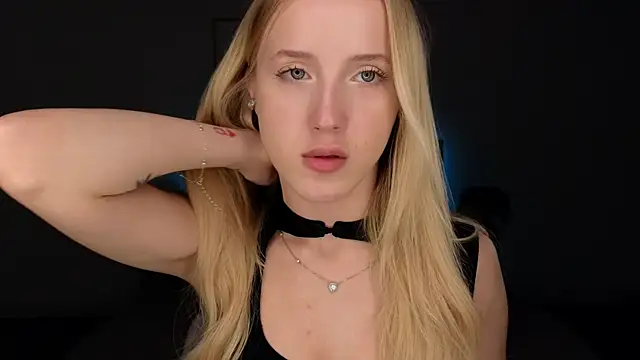 Snapshot of adele_armass chatting on July 6, 9:06 pm adele armass online show from July 6, 9:06 pm