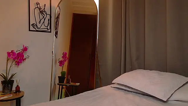 Snapshot of VictoriaNova_ chatting on July 13, 5:05 pm VictoriaNova online show from July 13, 5:05 pm