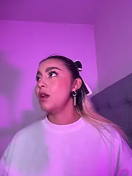 Elina Hills online show from February 4, 3:07 pm