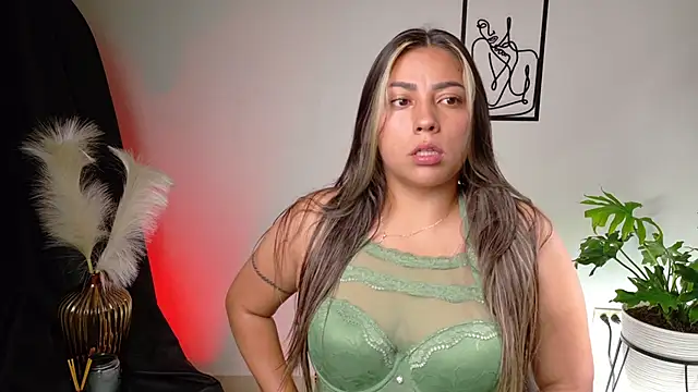 Snapshot of Zara_Nova chatting on May 6, 10:04 pm Zara Nova online show from May 6, 10:04 pm