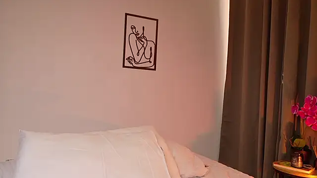 Snapshot of Zara_Nova chatting on June 13, 9:13 pm Zara Nova online show from June 13, 9:13 pm