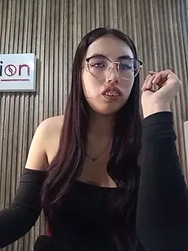 Snapshot of Valk_submissive chatting on May 5, 4:42 am Valk submissive online show from May 5, 4:42 am