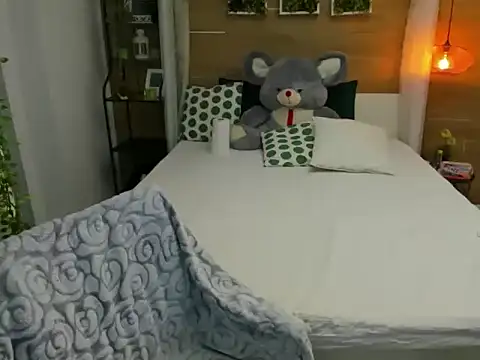 Snapshot of OhLadyPlease chatting on November 30, 6:28 am OhLadyPlease online show from November 30, 6:28 am