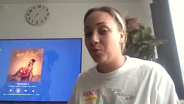 Snapshot of prettylildes chatting on November 1, 7:05 pm prettylildes online show from November 1, 7:05 pm