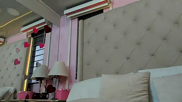 Snapshot of scarlett_leblanc_ chatting on July 17, 12:01 pm scarlett leblanc online show from July 17, 12:01 pm