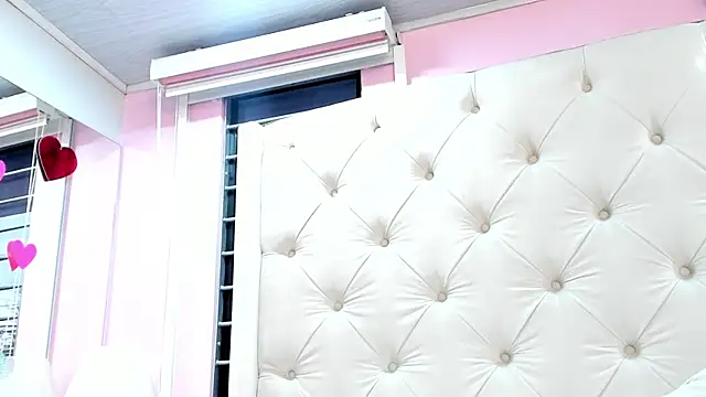 Snapshot of scarlett_leblanc_ chatting on July 28, 11:50 am scarlett leblanc online show from July 28, 11:50 am