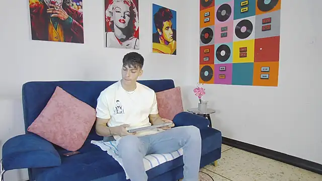 AlessioVitale online show from November 21, 12:15 pm