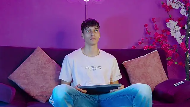 AlessioVitale online show from November 27, 12:18 pm