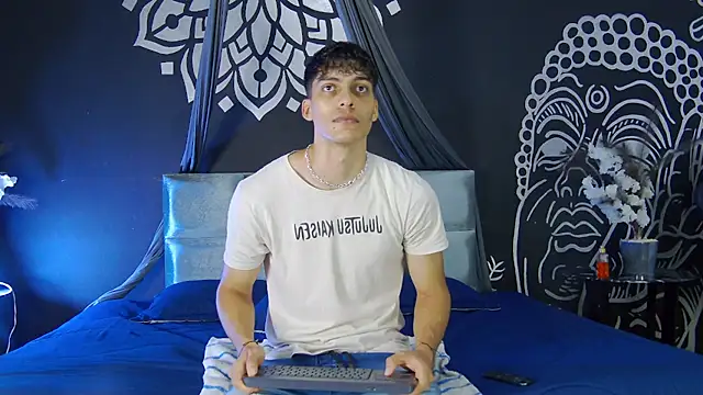 AlessioVitale online show from December 16, 11:59 am