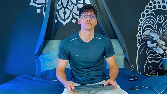 Snapshot of AlessioVitale chatting on December 21, 1:29 pm AlessioVitale online show from December 21, 1:29 pm