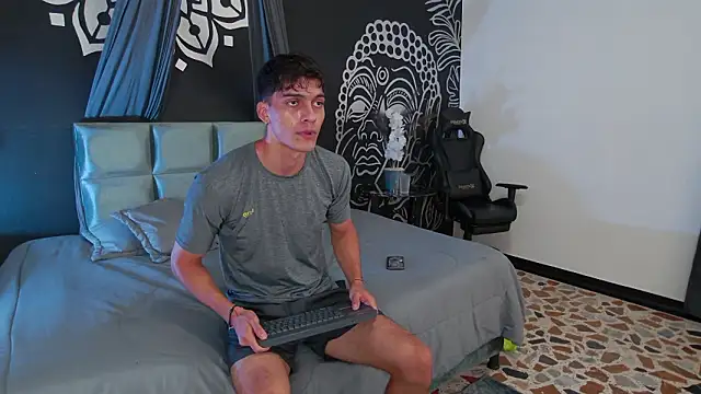 Snapshot of AlessioVitale chatting on February 14, 7:43 pm AlessioVitale online show from February 14, 7:43 pm