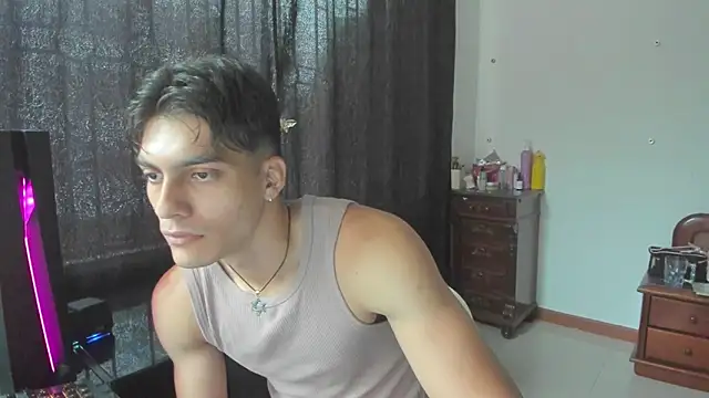 Snapshot of AlessioVitale chatting on March 27, 11:54 am AlessioVitale online show from March 27, 11:54 am