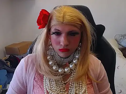 Snapshot of VanesaCrossic chatting on July 16, 9:37 am VanesaCrossic online show from July 16, 9:37 am