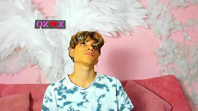 Snapshot of Leo_Glow chatting on November 29, 12:52 pm Leo Glow online show from November 29, 12:52 pm