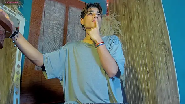 Snapshot of Leo_Glow chatting on December 3, 1:09 pm Leo Glow online show from December 3, 1:09 pm