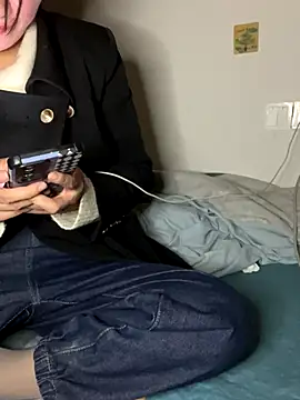 Snapshot of daaqnn chatting on November 28, 12:52 pm daaqnn online show from November 28, 12:52 pm