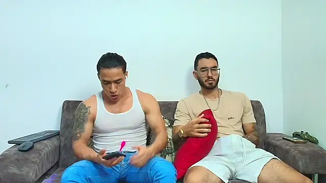 Snapshot of thebadboys05 chatting on May 24, 1:21 am thebadboys05 online show from May 24, 1:21 am
