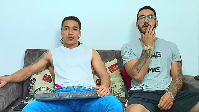 Snapshot of thebadboys05 chatting on May 27, 4:20 am thebadboys05 online show from May 27, 4:20 am