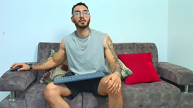 Snapshot of thebadboys05 chatting on June 18, 12:00 am thebadboys05 online show from June 18, 12:00 am