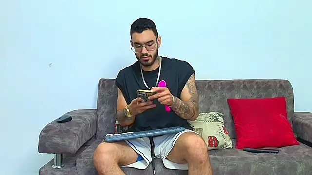 Snapshot of thebadboys05 chatting on June 19, 6:07 am thebadboys05 online show from June 19, 6:07 am