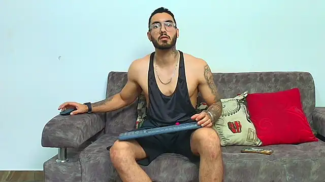 Snapshot of thebadboys05 chatting on June 20, 6:27 am thebadboys05 online show from June 20, 6:27 am