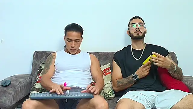 Snapshot of thebadboys05 chatting on July 1, 3:19 am thebadboys05 online show from July 1, 3:19 am