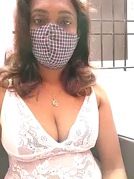 Snapshot of Queen-dhivya chatting on February 1, 9:35 pm Queen-dhivya online show from February 1, 9:35 pm