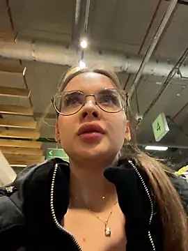 Snapshot of KristiRich chatting on November 29, 8:28 am KristiRich online show from November 29, 8:28 am