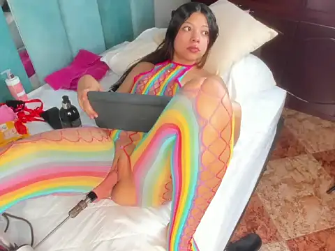 Snapshot of Chaarlotte_09 chatting on December 17, 12:00 pm Chaarlotte 09 online show from December 17, 12:00 pm