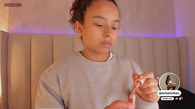 LaraCurls online show from December 3, 11:52 am