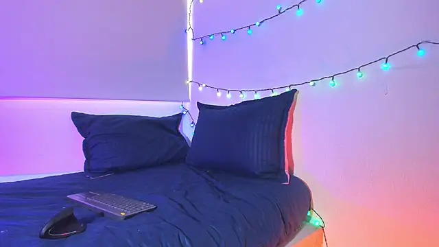 Snapshot of saint_dark chatting on December 16, 1:05 pm saint dark online show from December 16, 1:05 pm