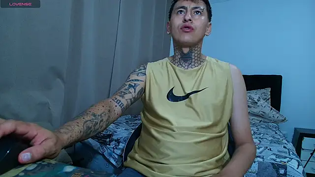 Snapshot of emi_liano10 chatting on November 8, 11:36 pm emi liano10 online show from November 8, 11:36 pm