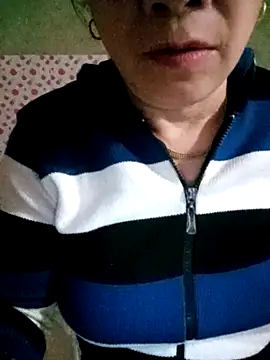 small-house123 online show from February 14, 11:23 pm