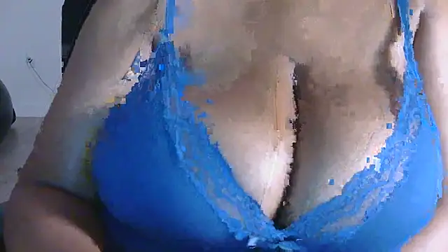 Snapshot of TheeBustiestBella chatting on November 3, 9:10 am TheeBustiestBella online show from November 3, 9:10 am