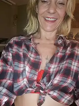 Snapshot of LittleSexyT chatting on November 6, 10:10 pm LittleSexyT online show from November 6, 10:10 pm