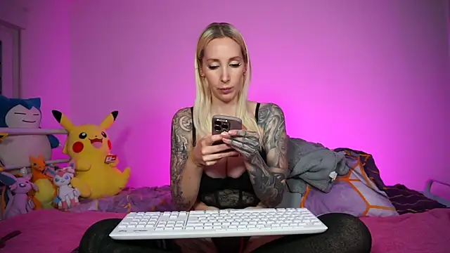 Snapshot of StellaCinderella chatting on November 18, 2:32 pm StellaCinderella online show from November 18, 2:32 pm