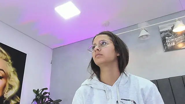 Snapshot of kendra_london chatting on June 16, 11:24 am kendra london online show from June 16, 11:24 am