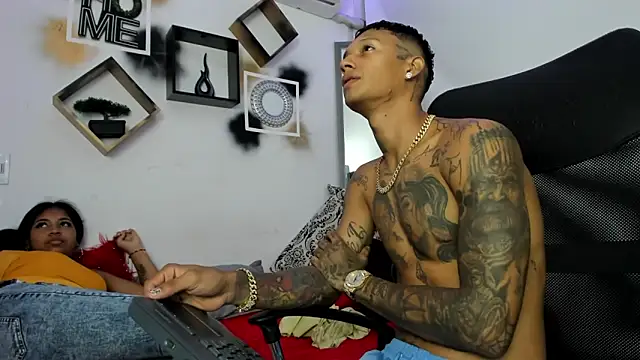 Snapshot of YuleimysAndAlex chatting on November 13, 4:22 am YuleimysAndAlex online show from November 13, 4:22 am