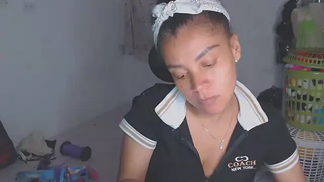 Snapshot of shayna_cute chatting on May 17, 3:48 am shayna cute online show from May 17, 3:48 am