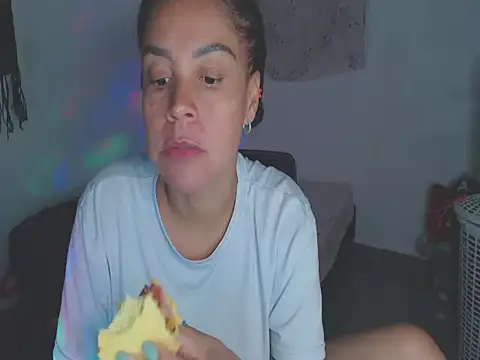Snapshot of shayna_cute chatting on June 9, 12:55 am shayna cute online show from June 9, 12:55 am
