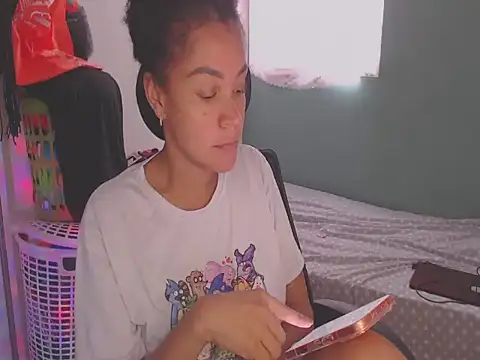 Snapshot of shayna_cute chatting on June 18, 9:52 pm shayna cute online show from June 18, 9:52 pm