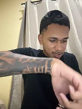 Snapshot of Novinhode18__ chatting on April 9, 11:32 pm Novinhode18 online show from April 9, 11:32 pm