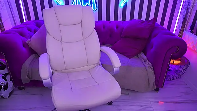 Snapshot of AmiraGoldd chatting on July 6, 11:18 pm AmiraGoldd online show from July 6, 11:18 pm