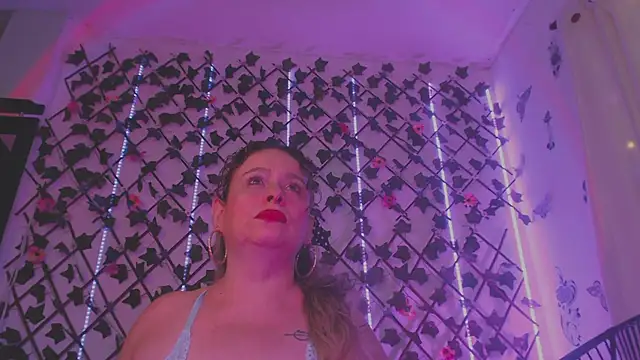 Snapshot of katjohanna chatting on June 27, 10:37 pm katjohanna online show from June 27, 10:37 pm