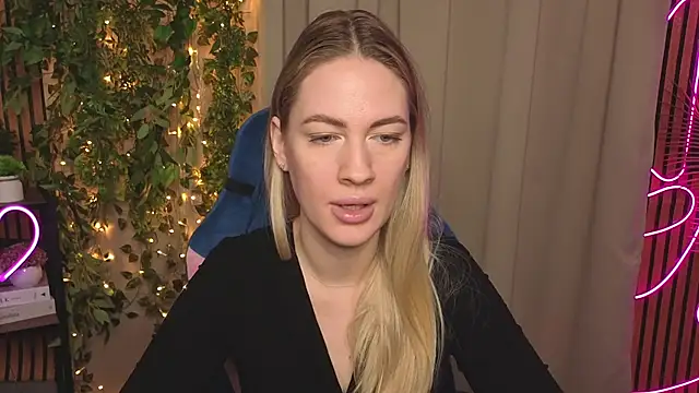 Snapshot of TonyaReid chatting on December 14, 9:58 am TonyaReid online show from December 14, 9:58 am