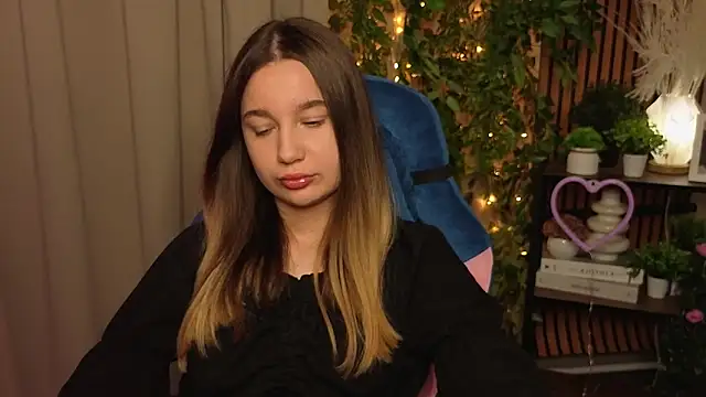 LauriePerez online show from December 21, 12:45 pm