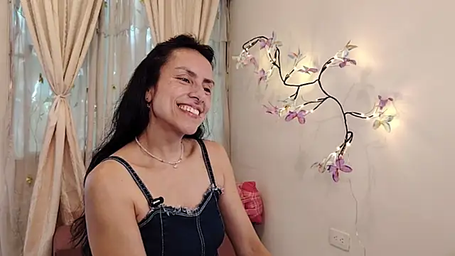Snapshot of Bella_Exhibition chatting on May 6, 7:19 pm Bella Exhibition online show from May 6, 7:19 pm