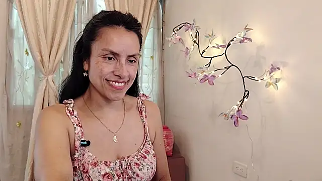 Snapshot of Bella_Exhibition chatting on May 9, 7:19 pm Bella Exhibition online show from May 9, 7:19 pm